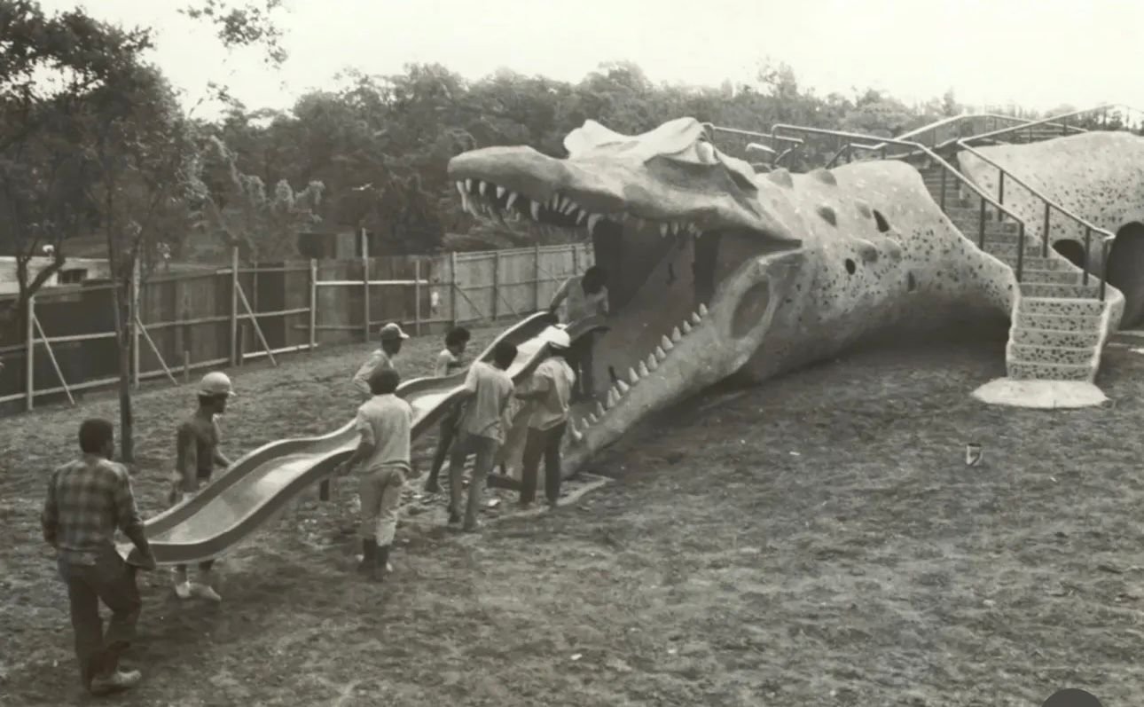 The crocodile slide being built at SESC Interlagos in black and white